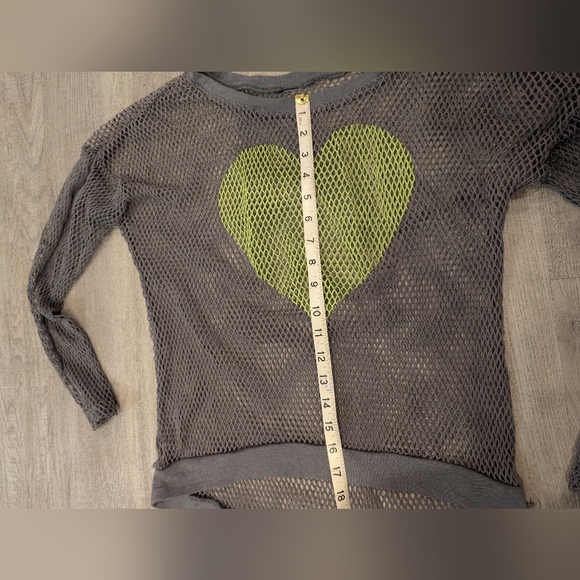 Grey mesh shirt w/💚 - Picture 4 of 5